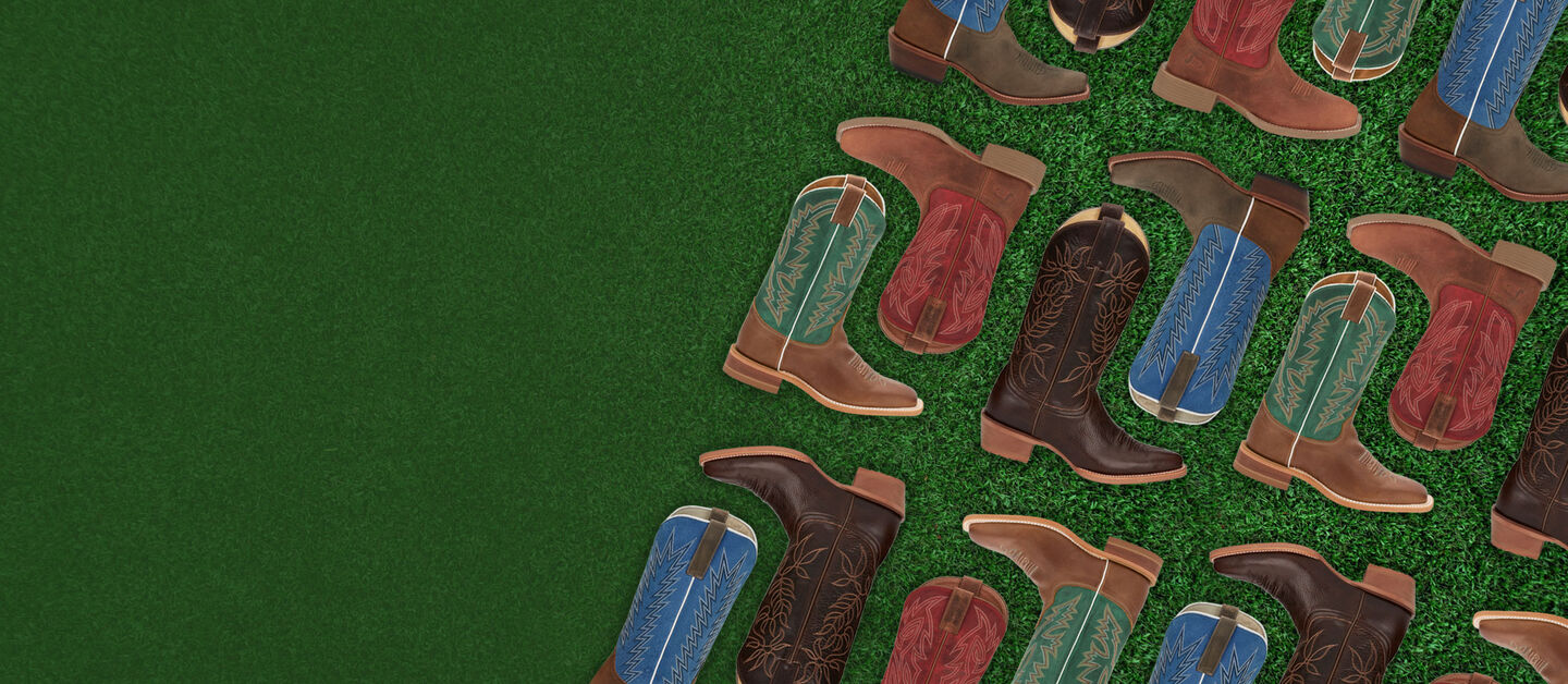 Un collage de coloridas botas occidentales sobre césped verde.